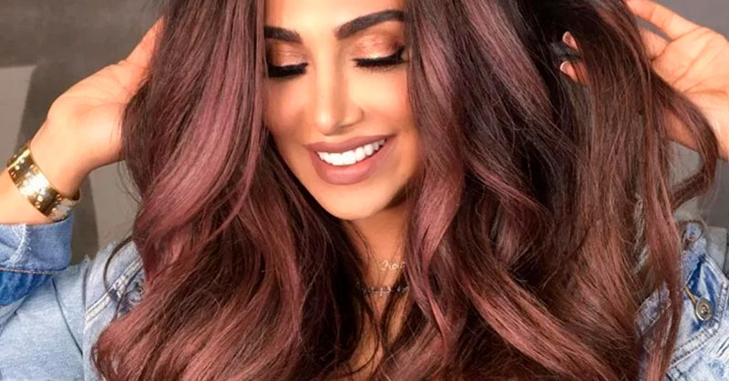 Guia Completo: Como Escolher a Cor de Cabelo Ideal para Seu Subtom de Pele Morena; Morena Iluminada: Tendências de Tons de Mel e Caramelo para 2025; Cabelos Ruivos para Morenas: Descubra os Tons de Marsala e Cobre que Realçam sua Beleza; Preto Intenso e Azulado: O Poder da Coloração para Peles Negras; Cronograma Capilar Pós-Coloração: Mantenha a Saúde e o Brilho dos Seus Fios Morenos