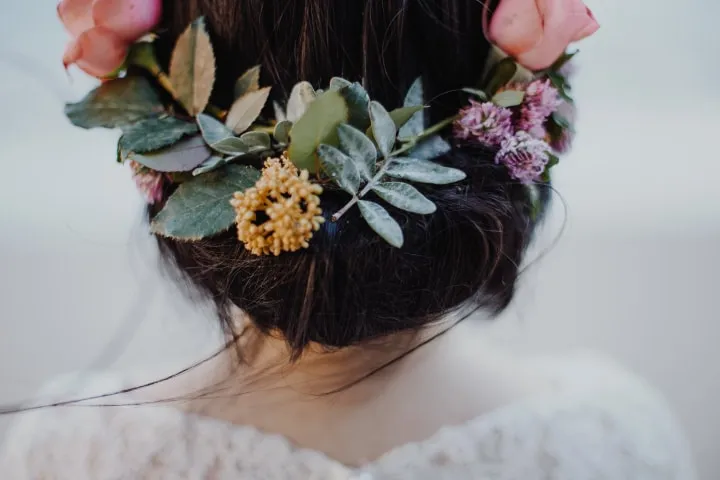 Coroa de Flores com Pérolas: Elegância para Batizados e 15 Anos