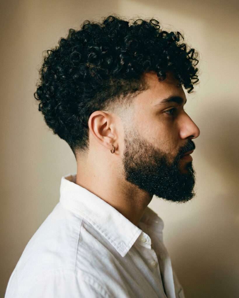 erros comuns ao cortar cabelo cacheado masculino