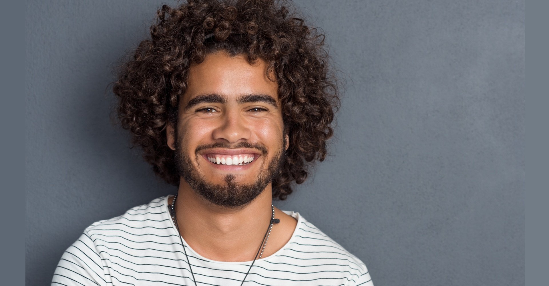 corte degradê vs corte em camadas para cabelo cacheado masculino