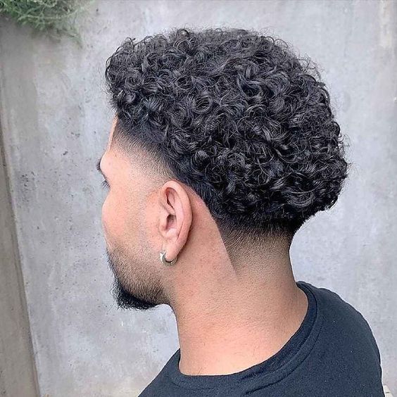 corte degradê vs corte em camadas para cabelo cacheado masculino