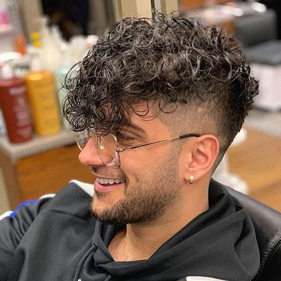 corte degradê vs corte em camadas para cabelo cacheado masculino