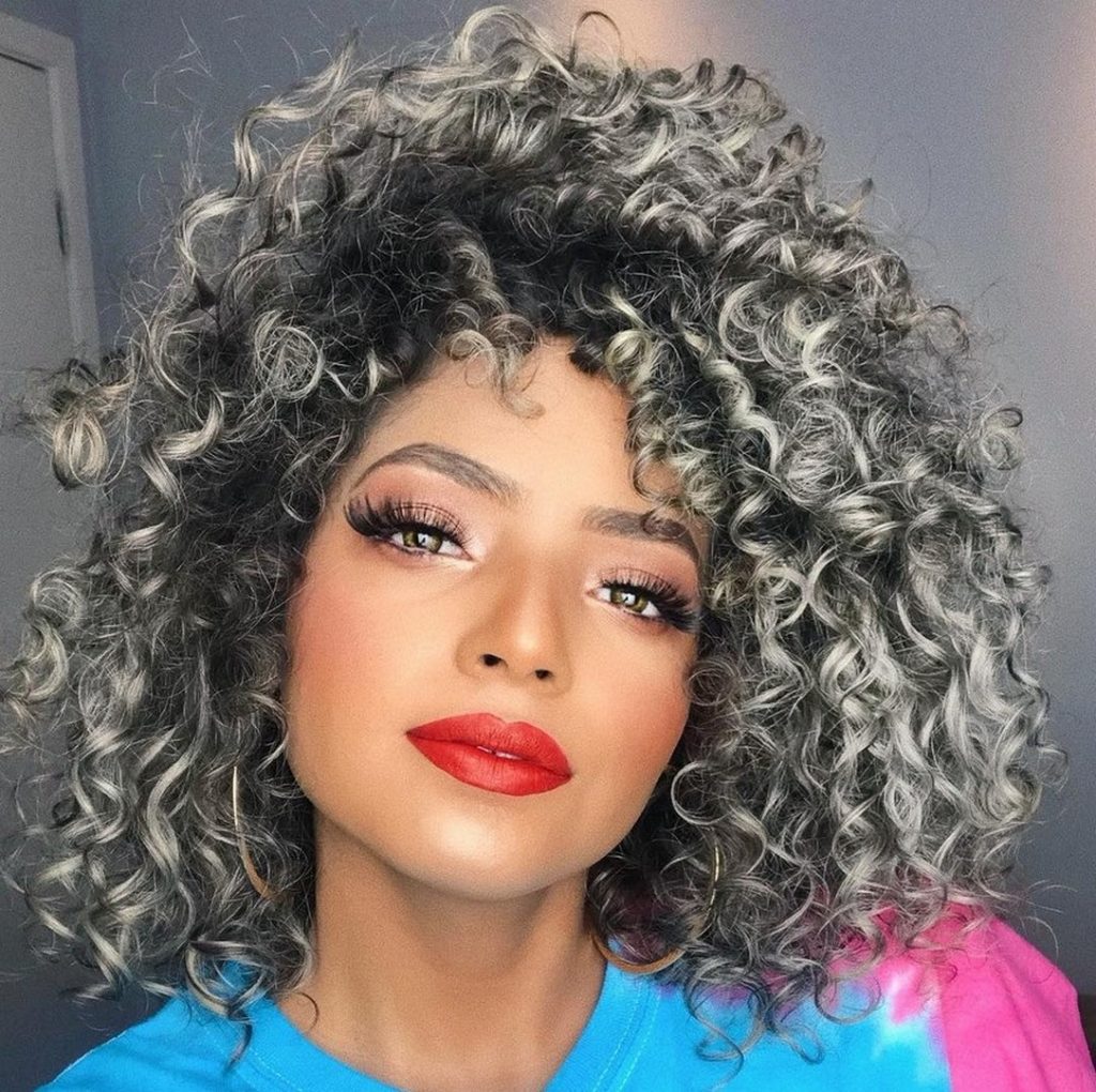cabelo cacheado curto com franja