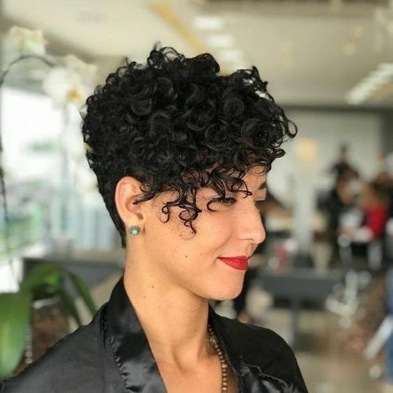 corte cacheado para rosto redondo
