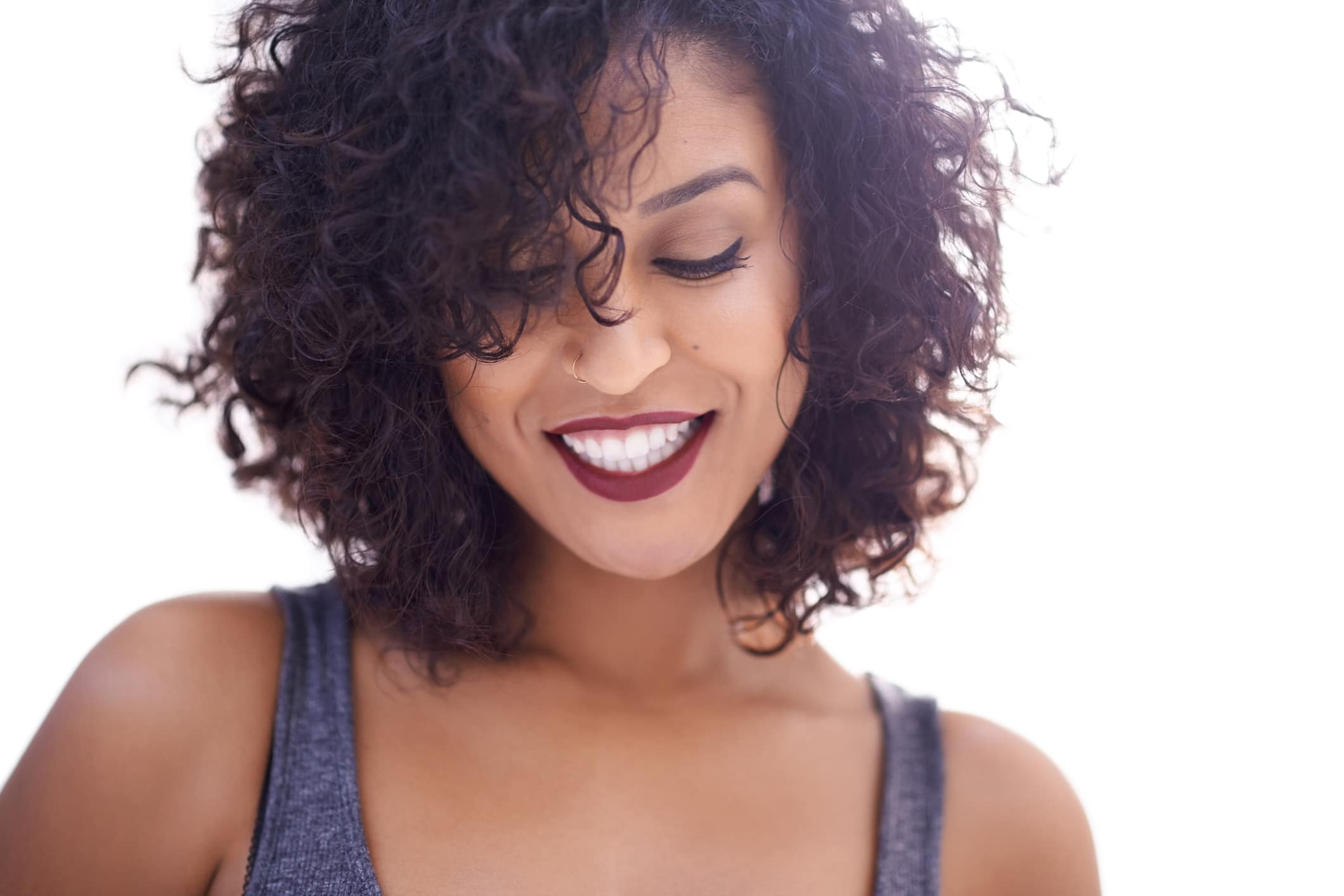 como cortar cabelo cacheado curto em casa