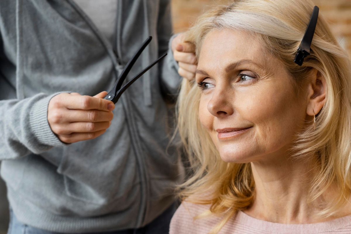 erros comuns ao manter cabelo longo depois dos 50