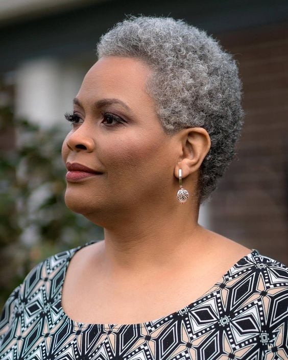 Cabelos Grisalhos: Como Valorizar o Tom Natural com o Corte Certo e Elegante