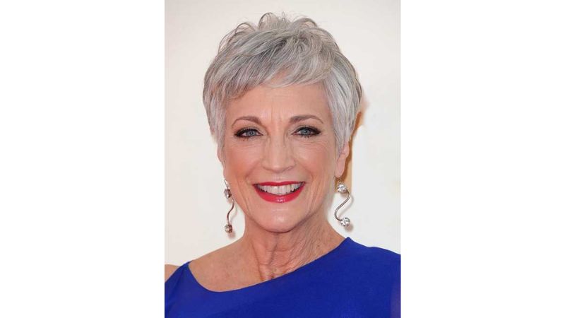 Chanel de Bico: O Clássico que Afina o Rosto e Alonga o Pescoço Após os 60