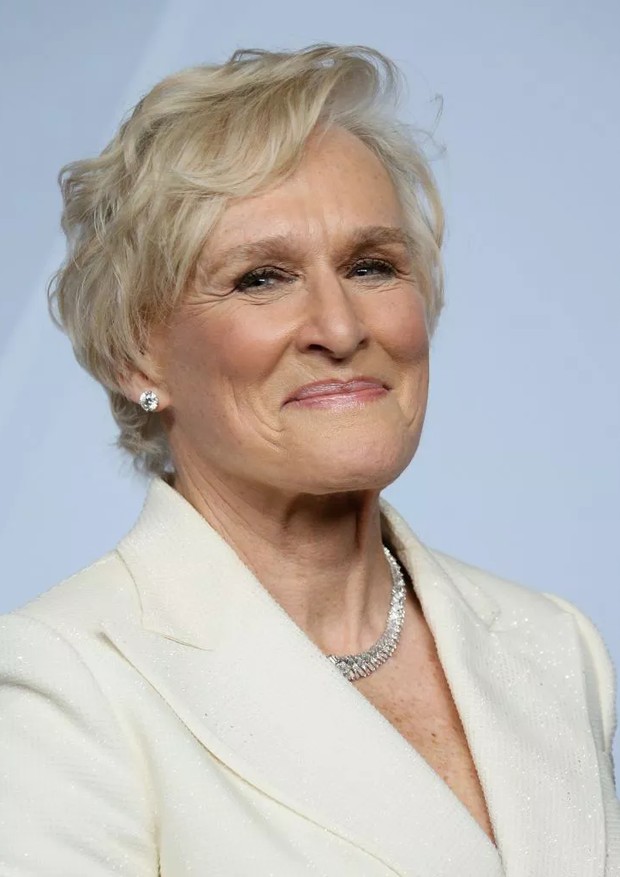 Cabelos Grisalhos: Como Valorizar o Tom Natural com o Corte Certo e Elegante