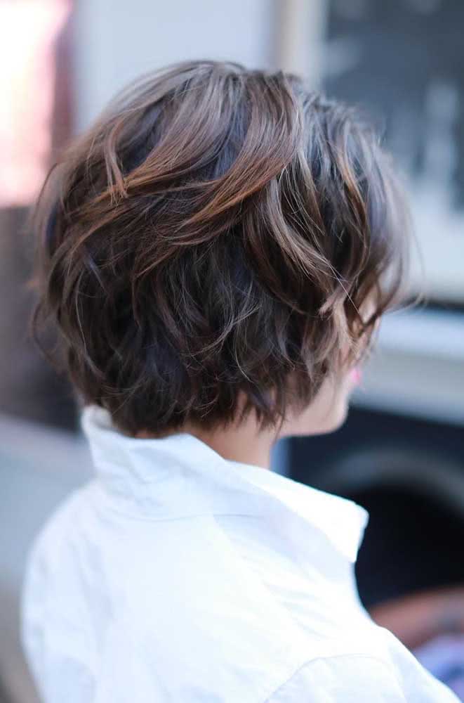 corte de cabelo curto repicado em camadas com franja