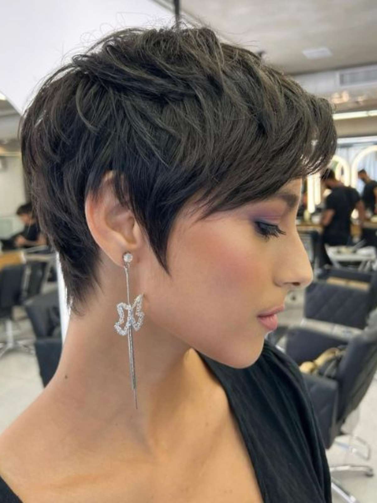 corte de cabelo curto repicado em camadas com franja