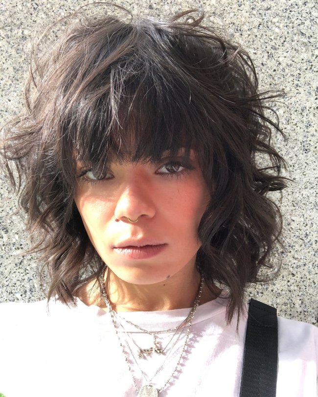 inspiração corte de cabelo desfiado para rosto redondo