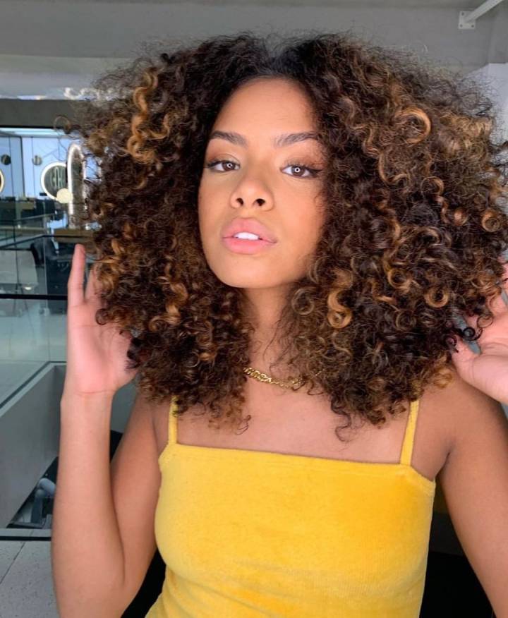 Finalização Perfeita: Produtos Essenciais para Cabelos Ondulados