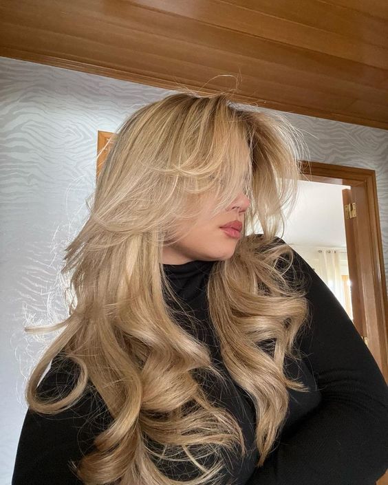 Rosto Redondo e Corte Borboleta: O Segredo para Alongar o Rosto