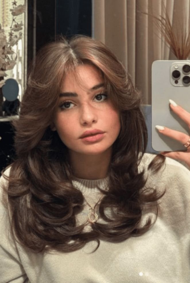 Rosto Redondo e Corte Borboleta: O Segredo para Alongar o Rosto