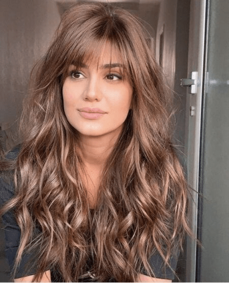 Cabelos crespos e ondulados: Cortes em camadas para realçar a textura natural