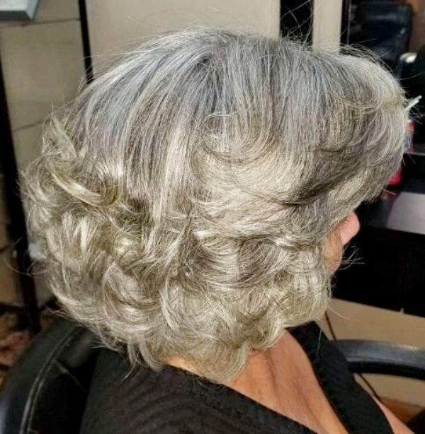 corte de cabelo grisalho feminino médio