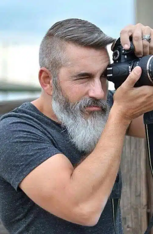 Degradê ou Pompadour? Escolha o Corte Grisalho Ideal para Seu Rosto