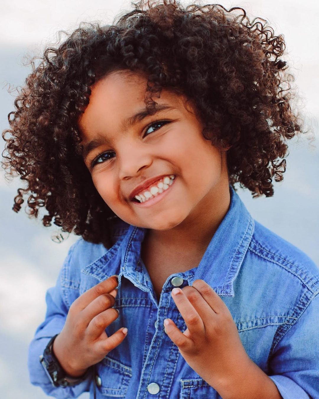 Rotina de Cuidados Essenciais para Cabelos Ondulados de Meninas e Meninos