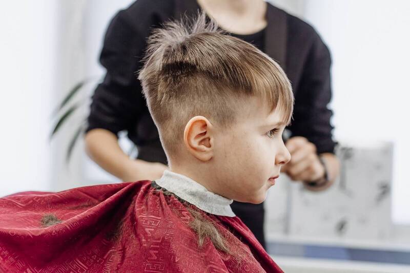 Tendências de cortes de cabelo masculino infantil: do clássico ao moderno