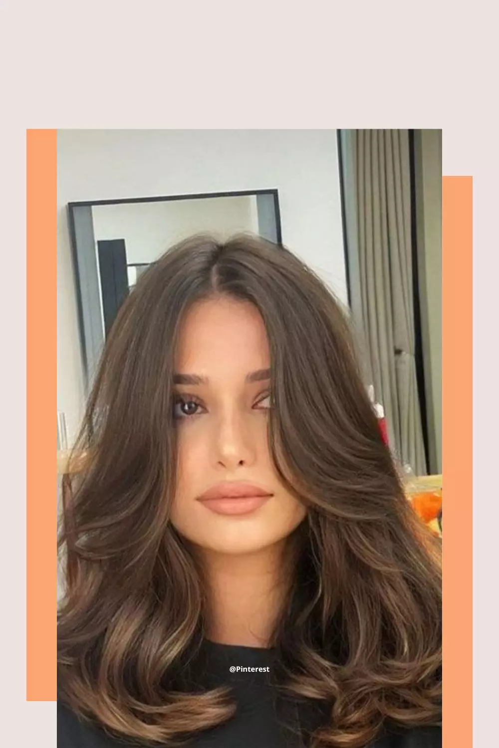 Cabelos cacheados e ondulados: Os melhores cortes médios em camadas