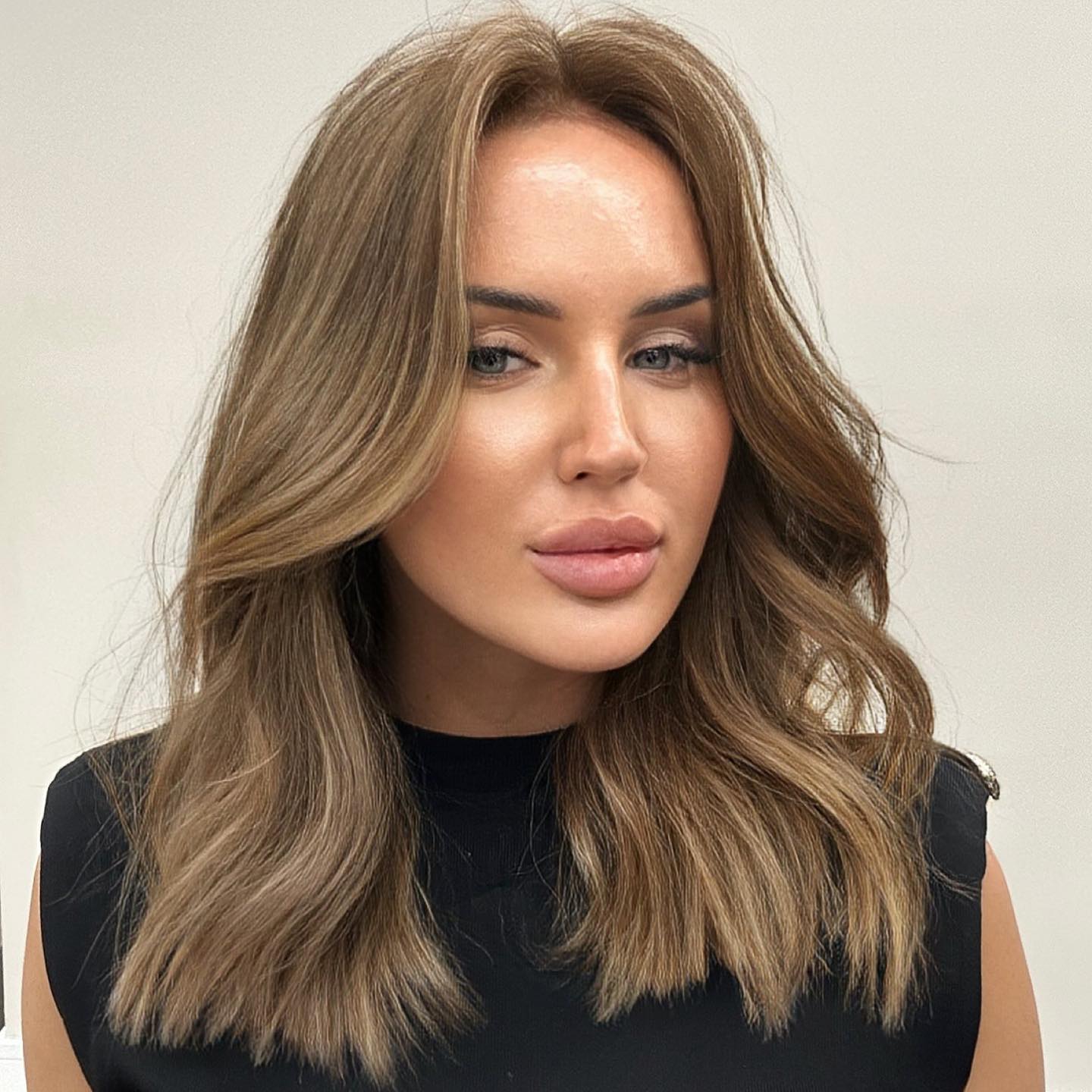 Corte médio com camadas suaves: Leveza e movimento para fios lisos