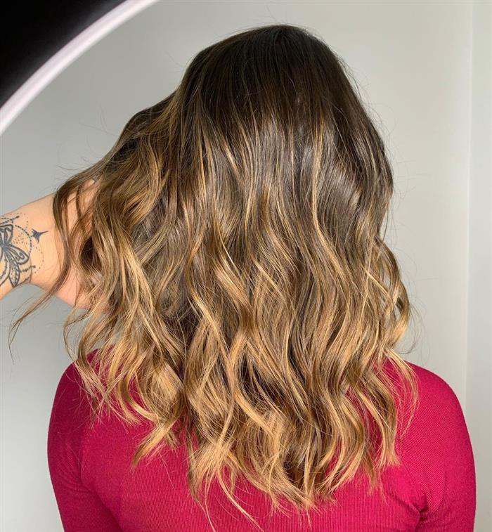 Corte médio com camadas suaves: Leveza e movimento para fios lisos