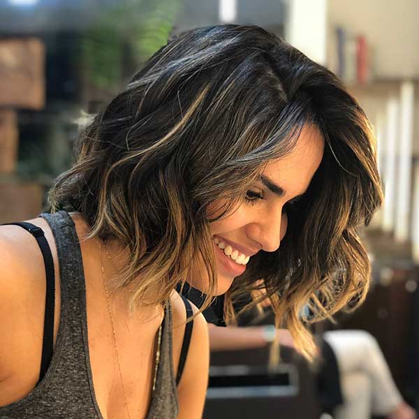 Corte médio repicado: 5 estilos com franja para inovar o visual