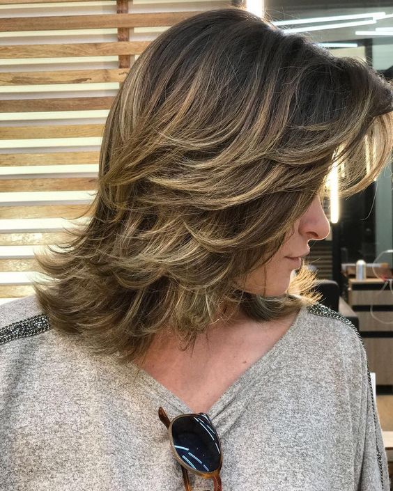 Cabelo médio repicado para cabelos cacheados: dicas e inspirações