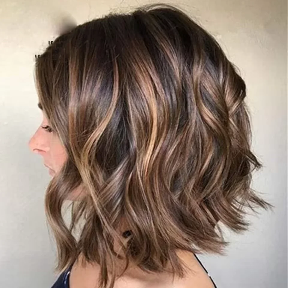 corte de cabelo ondulado no ombro