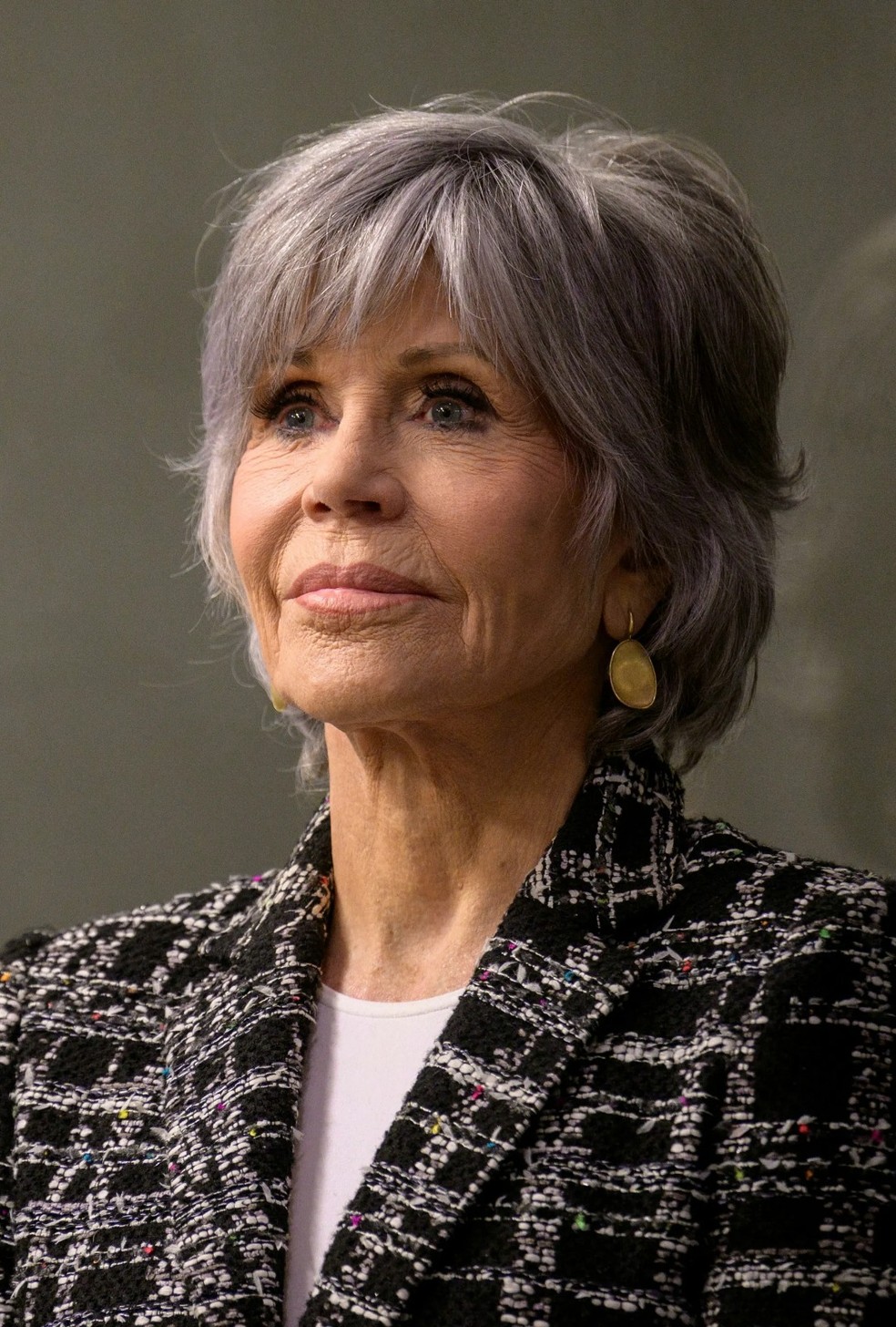 Cabelos Grisalhos com Estilo: Cortes e Cuidados Essenciais