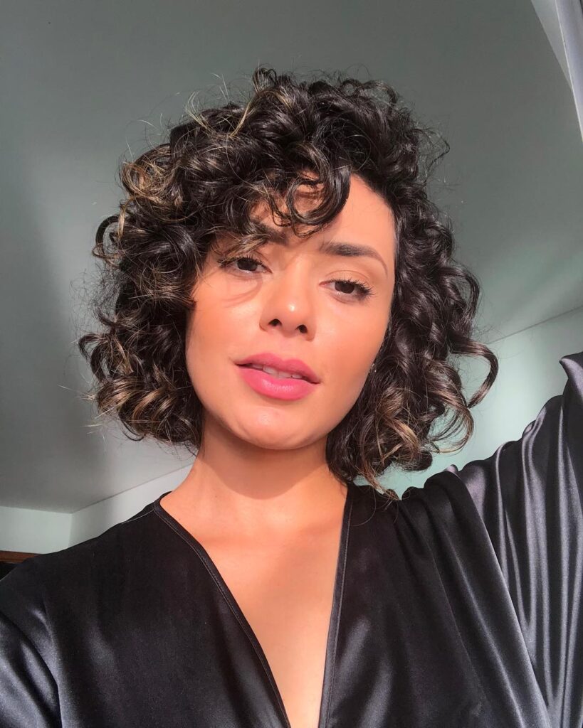 Bob Repicado Cacheado: O Corte que Rejuvenesce e Dá Movimento aos Fios