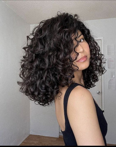 Benefícios do Corte a Seco para Cabelos Cacheados: Definição e Volume Perfeitos