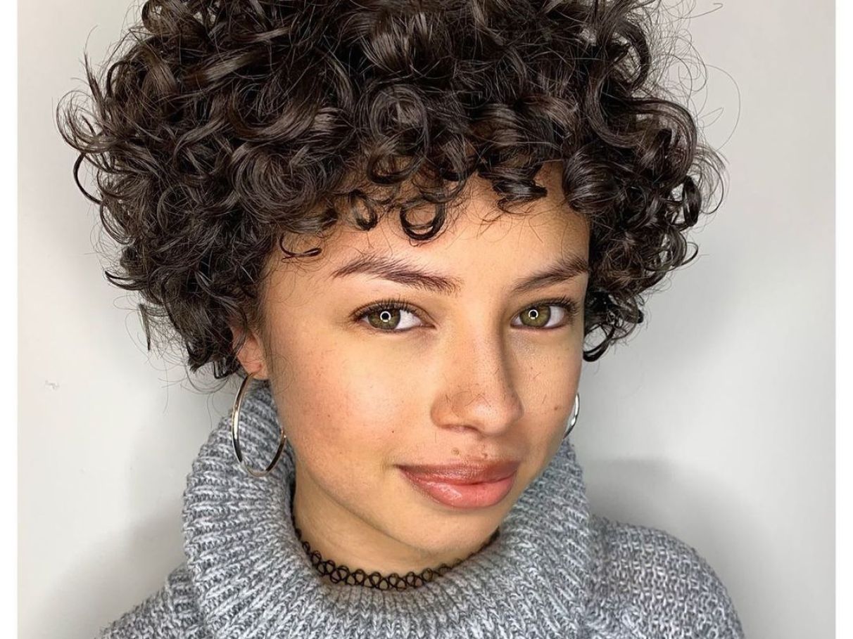 Passo a Passo: Corte em Camadas para Cabelos Cacheados Curtos em Casa