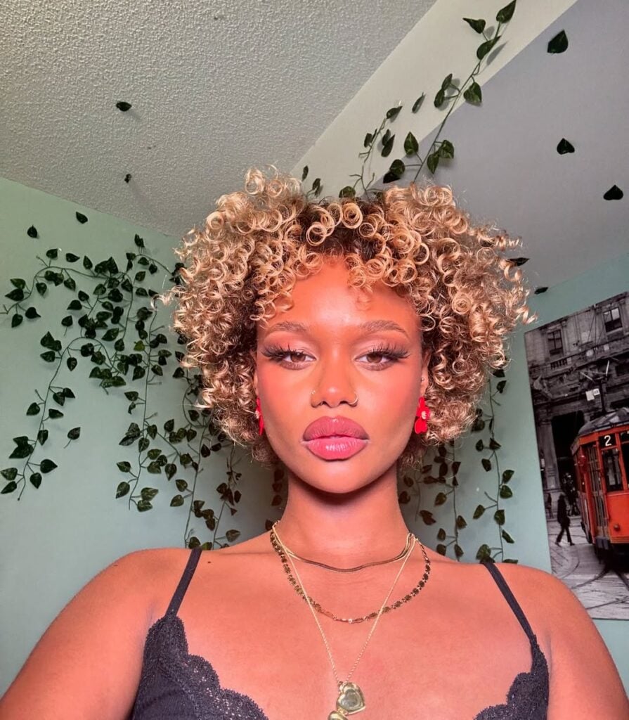 Shaggy e Wolf Cut: As Tendências Despojadas para Cabelos Cacheados Curtos