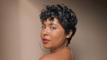 Os Cortes em Camadas Perfeitos para Dar Volume aos Cachos Curtos