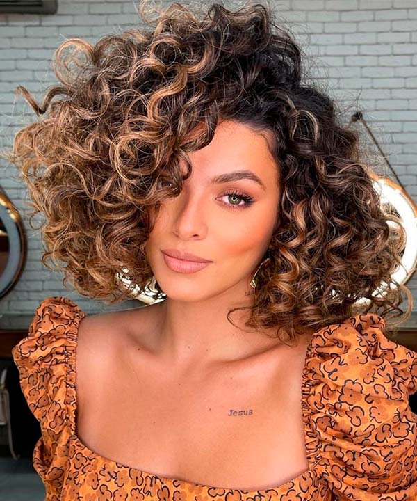 Visagismo Aplicado: Escolhendo o Corte Cacheado Curto Ideal para o Seu Rosto