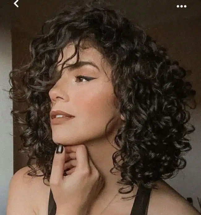 Visagismo Aplicado: Escolhendo o Corte Cacheado Curto Ideal para o Seu Rosto