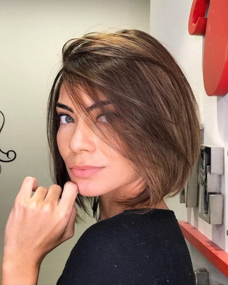 Cortes de cabelo que rejuvenescem: o poder da franja lateral