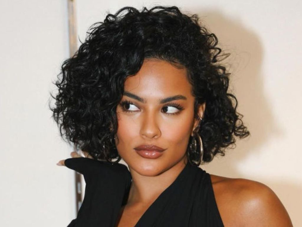 como cuidar de cabelo cacheado curto após o corte