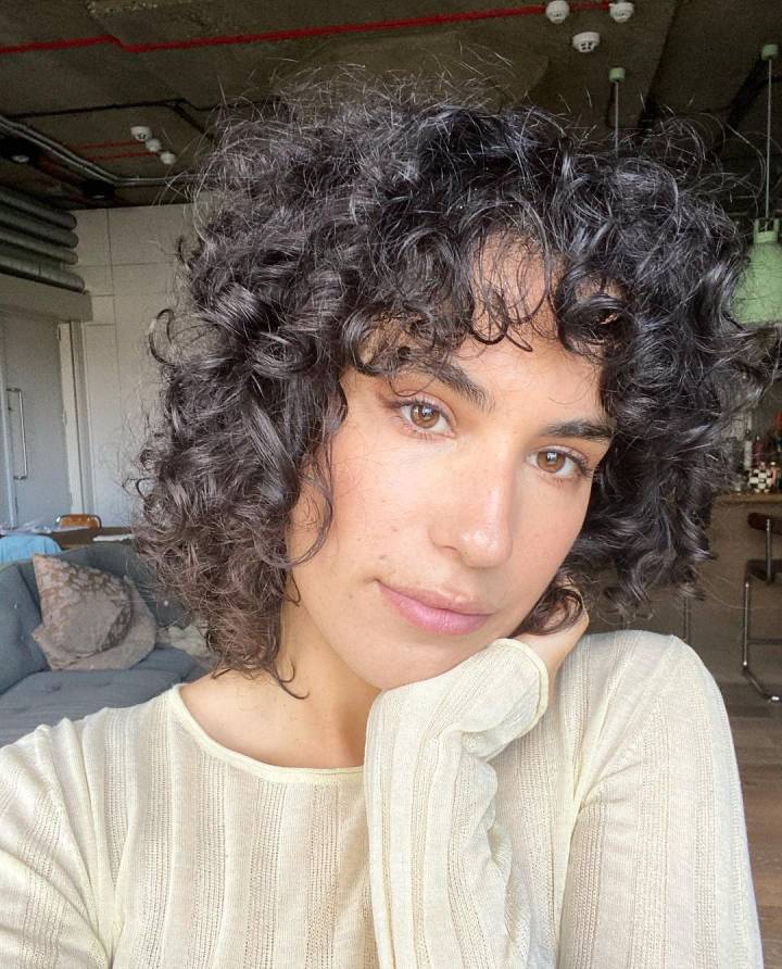 como cuidar de cabelo cacheado curto após o corte