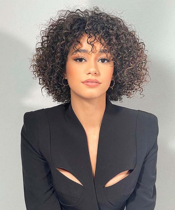 corte cacheado curto vs médio qual escolher