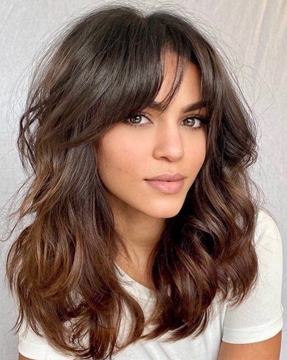 cortes de cabelo longo em camadas com franjão