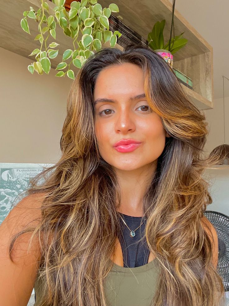 Corte Butterfly em Cabelos Longos: Volume e Movimento para um Visual Moderno