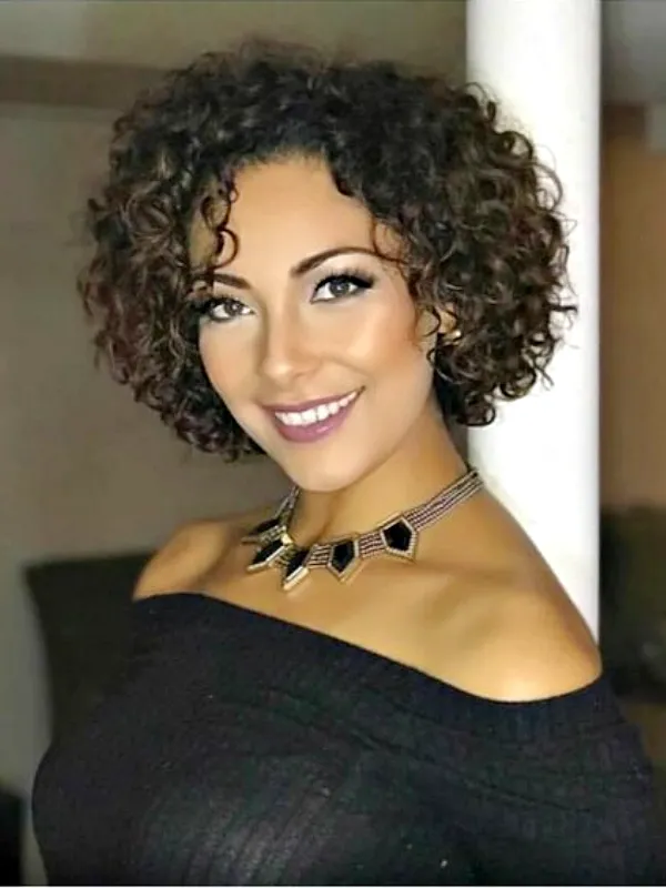 cortes de cabelo curtos para mulheres maduras com rosto redondo