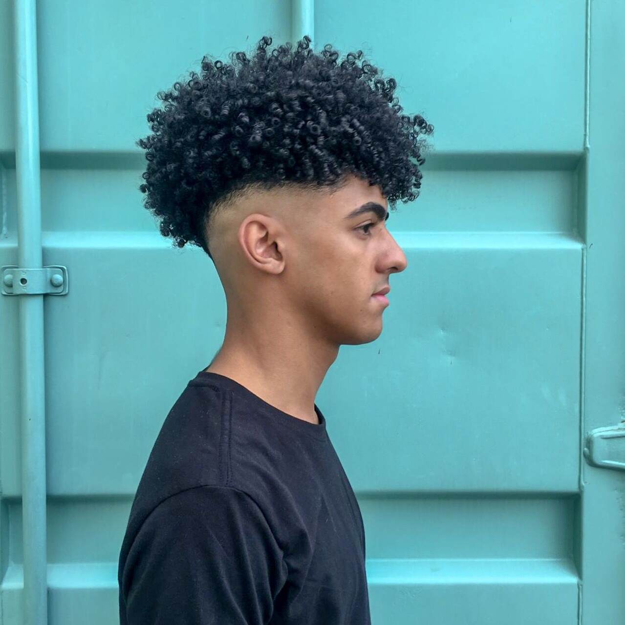 tendências corte cabelo cacheado masculino