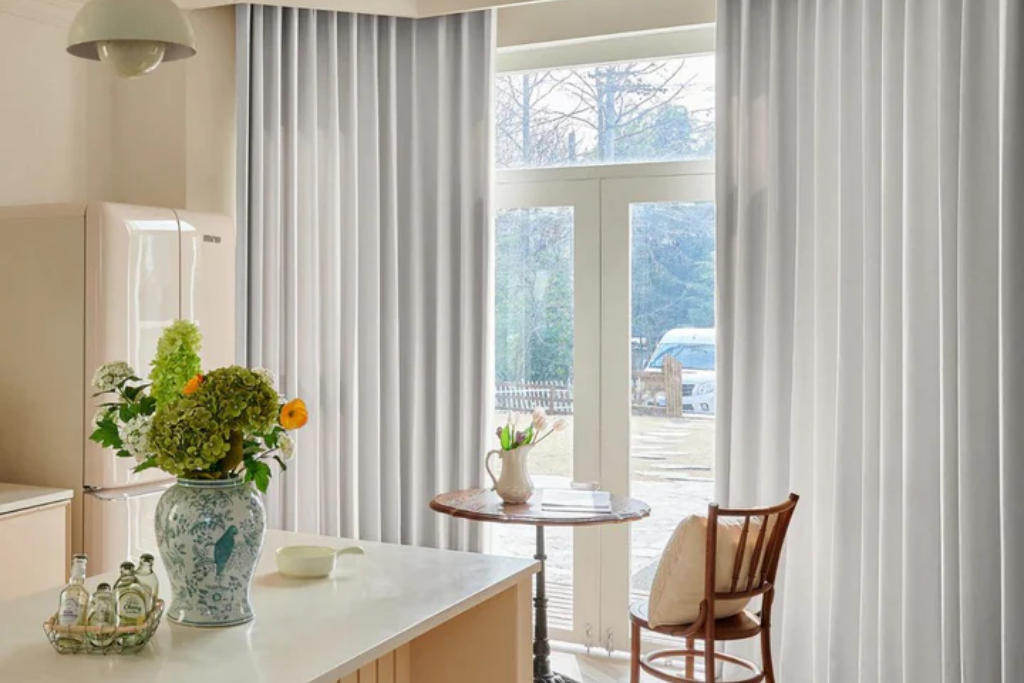 Como escolher cortinas para ambientes pequenos