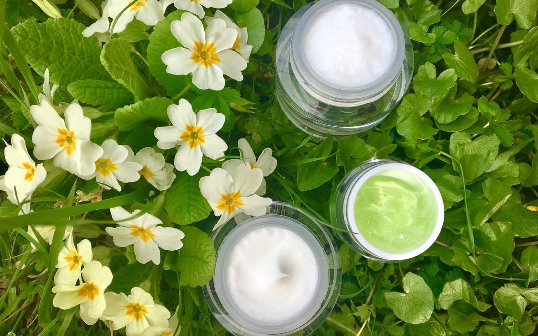 Desvendando os Rótulos: Orgânico, Natural e Vegano – Qual a Diferença nos Seus Cosméticos?