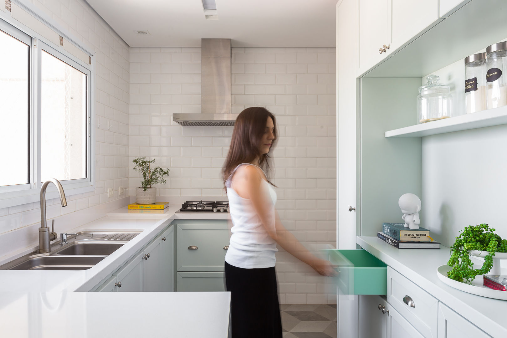 cozinha americana com bancada de quartzo branco