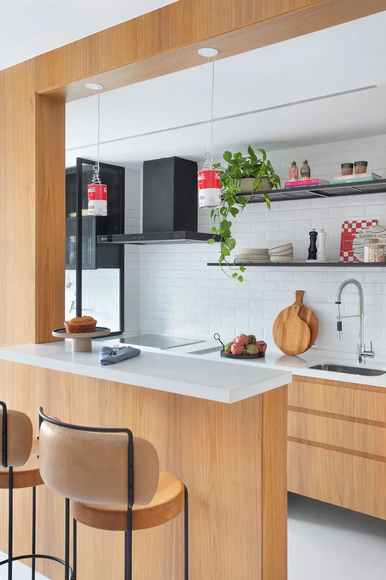 cozinha americana com bancada de quartzo branco